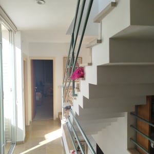 תמונה של מסדרון עם מדרגות וציור על הקיר