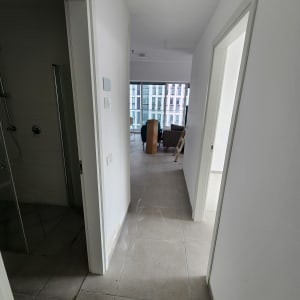 מסדרון עם קירות לבנים, סימני צבע על הרצפה