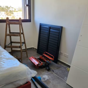 מסגרת אלומיניום שחורה וחלקים על הרצפה