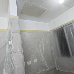 קירות ותקרה מוכנים לצביעה עם כיסוי מגן