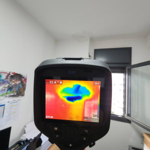 מצלמה תרמית מציגה אזור עם נזילה בתקרה
