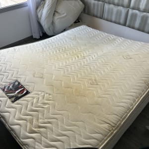 מזרן עם כתמים על רצפת חדר שינה