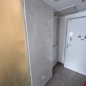 קיר עם אריחי שיש, דלת לבנה, שקע חשמל