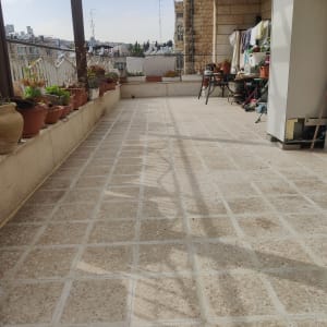 מרפסת עם רצפת אריחים אטומה ברובה