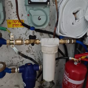 מד מים, צינורות, מסנן מים, מטף כיבוי