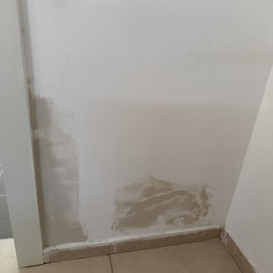 תיקוני שפכטל וטיח על קיר פנים כהכנה לצביעה