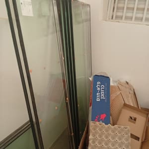 זכוכיות וקרטונים בחדר עם חלון