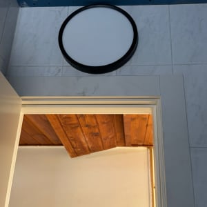 תאורה מותקנת על תקרה בחדר