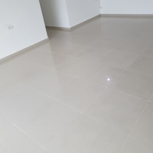 רצפה נקייה ומבריקה בחדר ריק