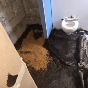 שירותים בתהליך שיפוץ עם חומרי איטום על הרצפה