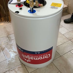 דוד שמש מותקן במדרגות עם חיבורים וצינורות