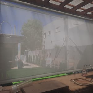 מסך הצללה בחצר עם ריהוט גן וצמחייה