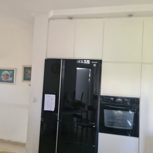 מטבח עם מקרר ותנור מובנים