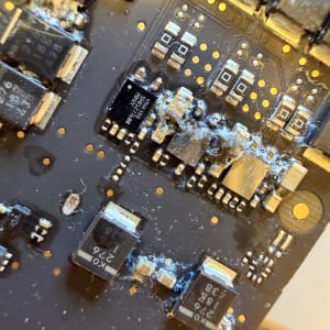 מעגל מודפס עם רכיבים אלקטרוניים ונזק קורוזיה