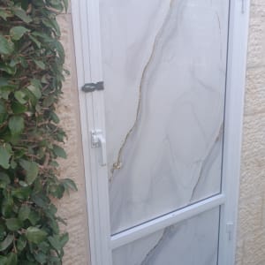 דלת אלומיניום לבנה עם זכוכית דקורטיבית