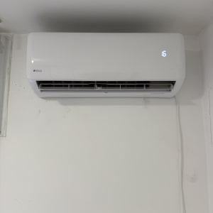 מזגן מותקן על קיר לבן