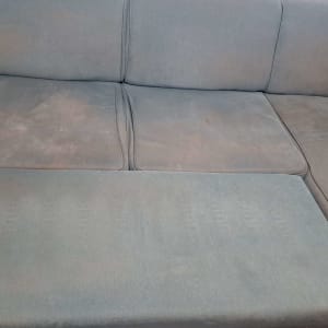 ספה כחולה עם כתמים נראים על המושב