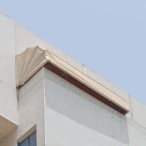 רשת למניעת כניסת יונים על גג בניין