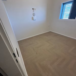 חדר עם רצפת פרקט ודלת פתוחה