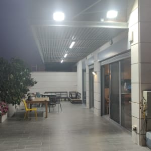 תאורה חיצונית מותקנת על תקרה במרפסת