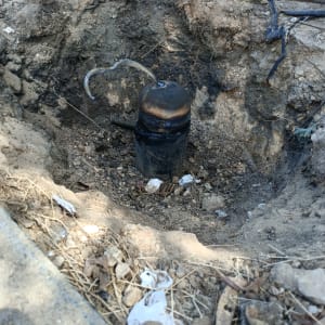 צינור מתכת חשוף באדמה עם חוטים