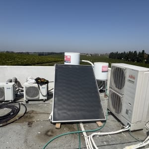 קולטי שמש ומיכלי מים על גג שטוח