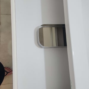 מגירה ריקה עם ידית מתכת