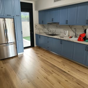 רצפת פרקט עץ בהירה במטבח מודרני