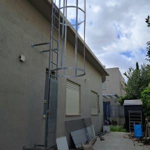 סולם מתכת מותקן על קיר חיצוני של מבנה