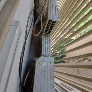 יחידות מיזוג אוויר עם רשת למניעת כניסת יונים