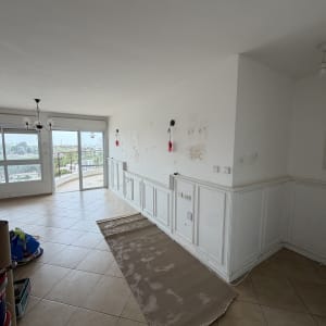 חדר עם קירות צבועים ולוח רצפה מונח