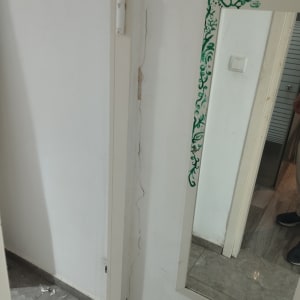 סדק בקיר בצמוד למשקוף דלת פנים לפני תיקון