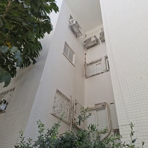 בניין עם רשתות על חלונות ומזגנים