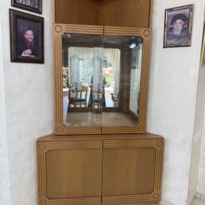 ארון עץ פינתי עם דלתות זכוכית