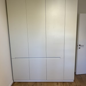 ארון עץ לבן עם דלתות סגורות