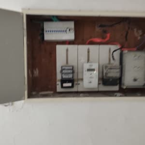 לוח חשמל פתוח עם חוטים ומפסקים