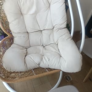כרית כיסא תלויה על רצפת עץ