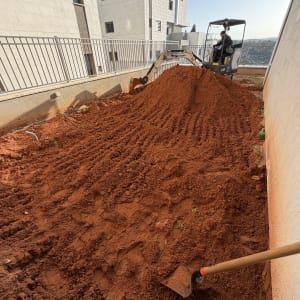 חפירה עם טרקטור קטן באתר בנייה