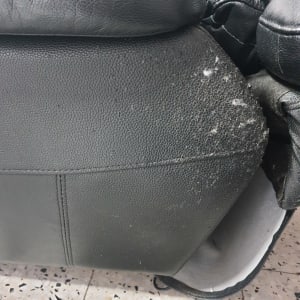 ריפוד עור שחור עם סימני שחיקה ולכלוך