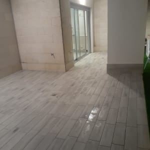 רצפה רטובה עם שלוליות קטנות לאחר ניקוי