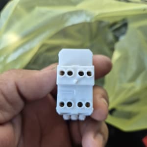 מחבר חשמלי ביד על רקע שקית פלסטיק