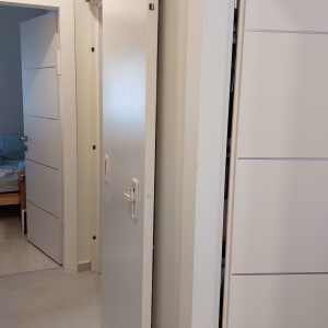 דלת לבנה עם מנעול וידית בחדר פנימי