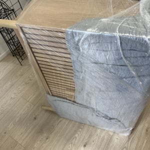 רהיט עטוף בניילון מוכן להובלה