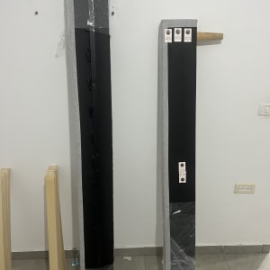 שני חפצים ארוכים עטופים בניילון על רצפה