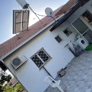 גג רעפים עם דוד שמש וצלחת לוויין