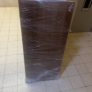 חפץ עטוף בניילון מונח על רצפה מרוצפת