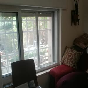 חלון אלומיניום עם מסגרת לבנה