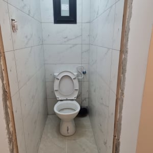 שירותים עם קירות קרמיקה, מסגרת חשמל חשופה