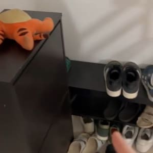 נעליים מסודרות על מדף עם אצבע מצביעה