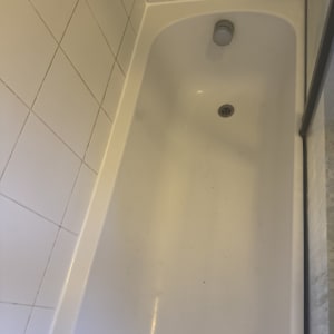 אמבטיה לבנה עם אריחי קיר לבנים